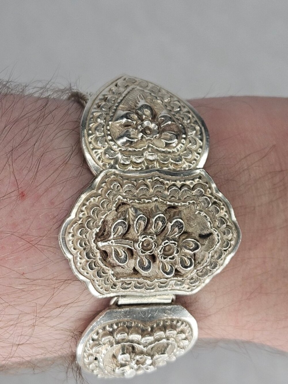 Vintage 900 Silver Flower Heart Shaped Crests Portrait Bracelet Cuff 7 inches - Picture 6 of 13